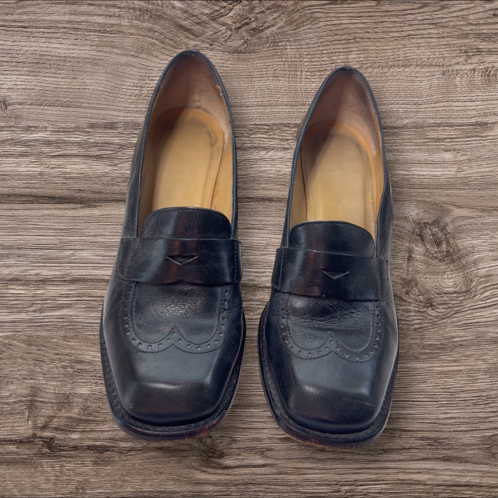 Vintage Bandolino Nickles Leather Bottom Navy Heeled Loafers  Eyelet Captoe 9